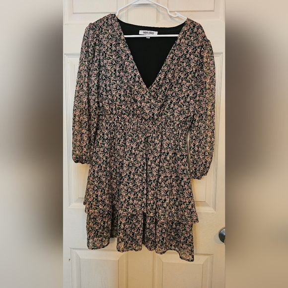 Mimi Chica Dresses & Skirts - Mimi Chica Black Pink Floral Tiered Mini Dress Gold Metallic